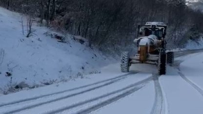Bursa'da Büyükşehir Belediyesi, karla kapanan yollar ulaşıma açtı