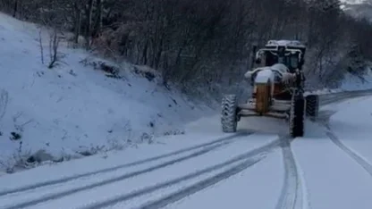 Bursa'da Büyükşehir Belediyesi, karla kapanan yollar ulaşıma açtı