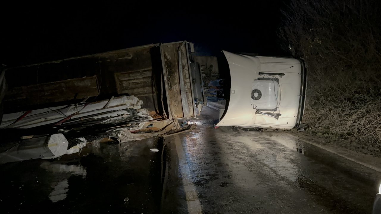 Bursa'da demir profil yüklü TIR devrildi: 1 yaralı