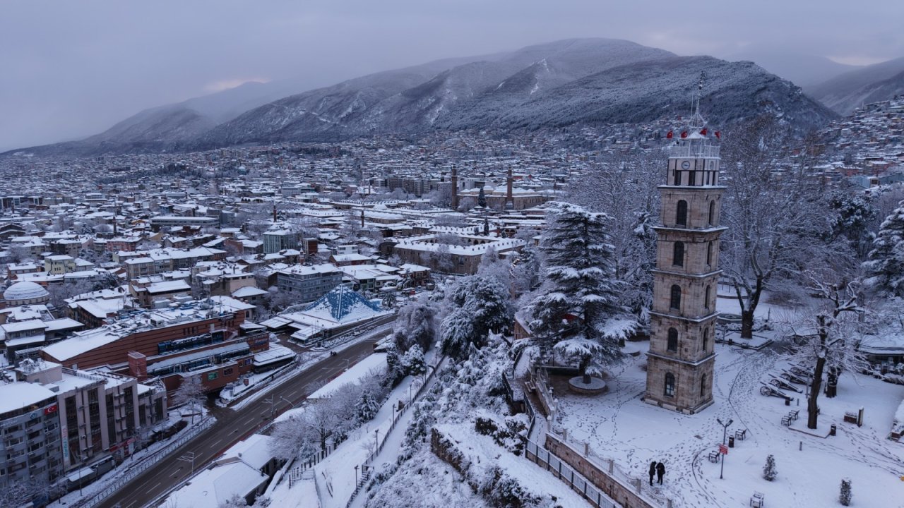 Bursa’da etkili olan kar yağışı, kent merkezini beyaza bürüdü