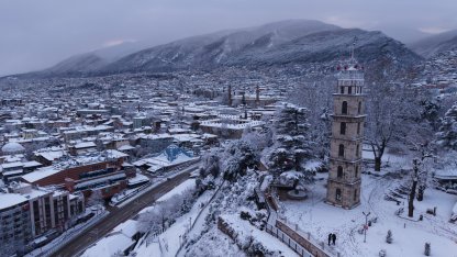 Bursa’da etkili olan kar yağışı, kent merkezini beyaza bürüdü