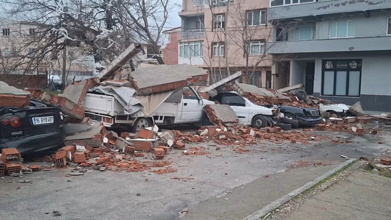Bursa’da fırtınanın neden olduğu hasar, gündüz görüntülendi