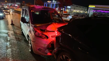 Bursa'da hafif ticari araç ile cip çarpıştı: 3 yaralı