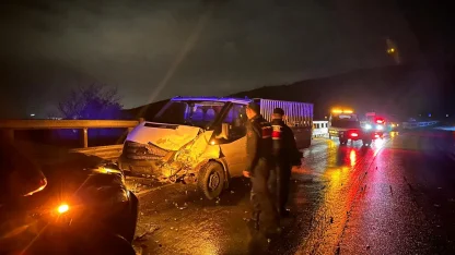 Bursa'da iki kamyonet kafa kafaya çarpıştı: 1 yaralı