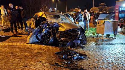 Bursa'da iki otomobil kafa kafaya çarpıştı: 3 yaralı