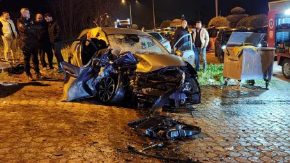 Bursa'da iki otomobil kafa kafaya çarpıştı: 3 yaralı