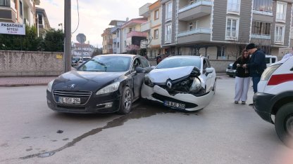 Bursa'da iki otomobilin çarpıştığı kazada 3 kişi yaralandı