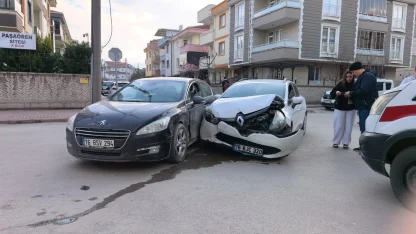 Bursa'da iki otomobilin çarpıştığı kazada 3 kişi yaralandı