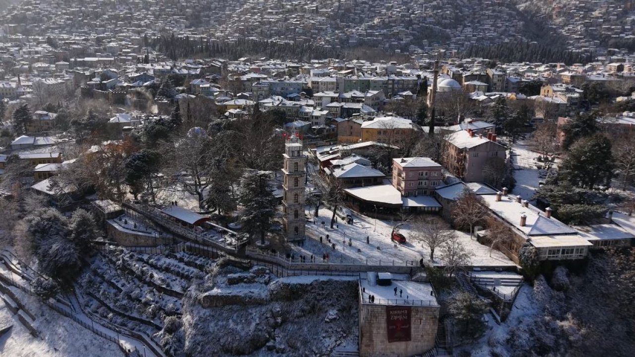 Bursa’da kar yağışı; kent merkezi beyaza büründü