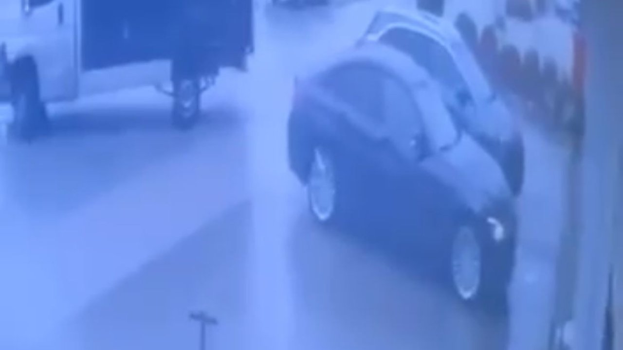 Bursa’da kuvvetli fırtına ve yağış; çatılar uçtu, deniz taştı