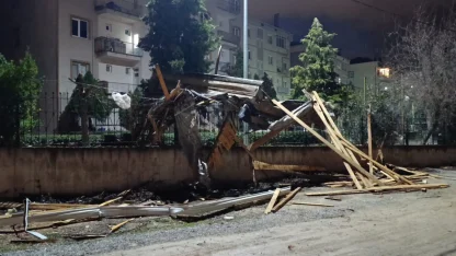 Bursa'da lodos çatıları uçurdu; araçlar zarar gördü