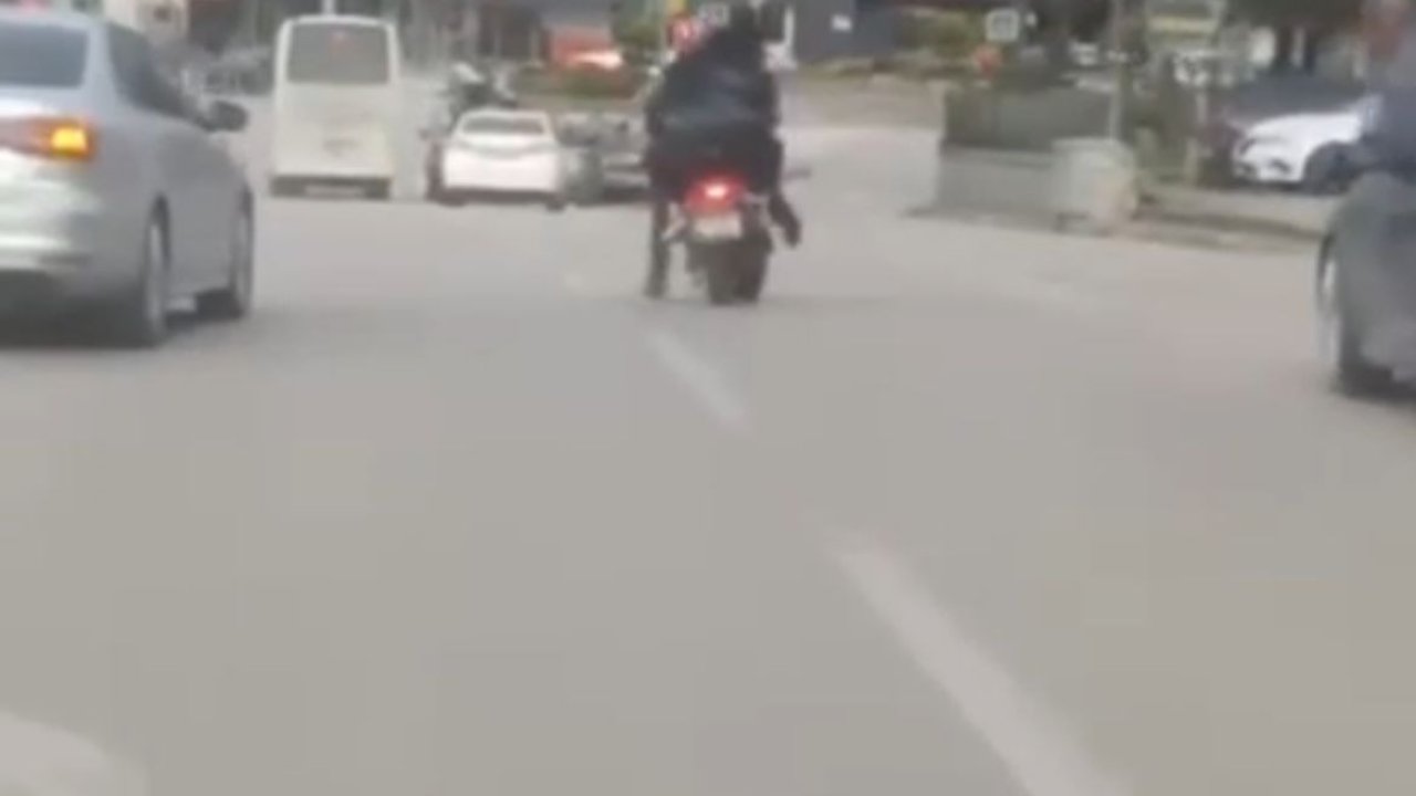 Bursa'da lodos etkili oldu; reklam tabelaları devrildi