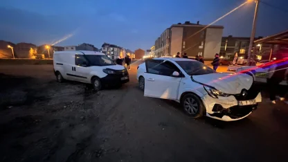 Bursa'da otomobil ile hafif ticari araç çarpıştı; 2 yaralı