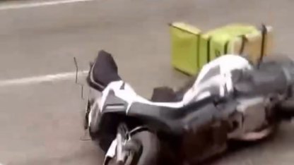 Bursa’da rüzgar, park halindeki motosikleti devirdi