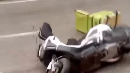 Bursa’da rüzgar, park halindeki motosikleti devirdi