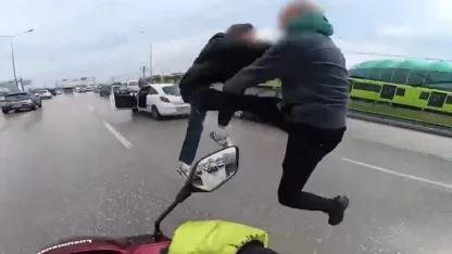 Bursa'da sürücülerin tekmeli-yumruklu kavgası kask kamerasında