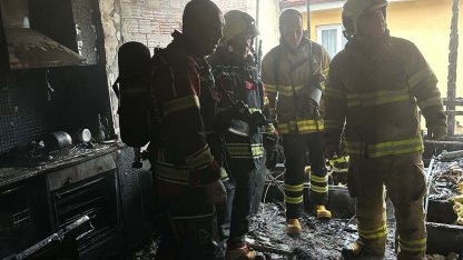 Buzdolabının motorundaki patlamayla çıkan yangında ev kullanılamaz hale geldi