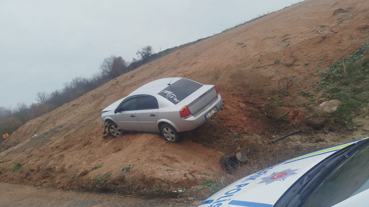 Buzlanma nedeniyle yoldan çıkan otomobilin sürücüsü yaralandı