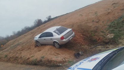 Buzlanma nedeniyle yoldan çıkan otomobilin sürücüsü yaralandı