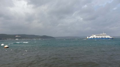 Çanakkale Boğazı, fırtına nedeniyle çift yönlü trafiğe kapatıldı