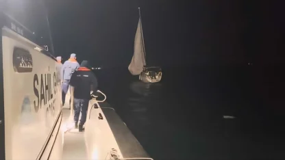 Çanakkale Boğazı'nda sürüklenen tekne kurtarıldı