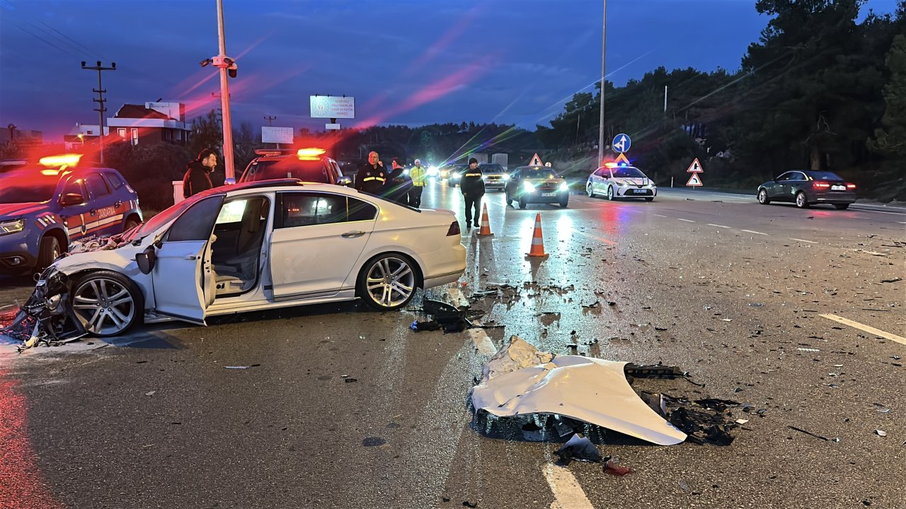 Çanakkale’de 2 otomobil çarpıştı; 1’i ağır 5 yaralı