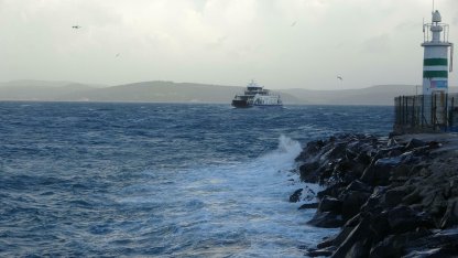 Çanakkale'de fırtına deniz ulaşımını olumsuz etkiliyor