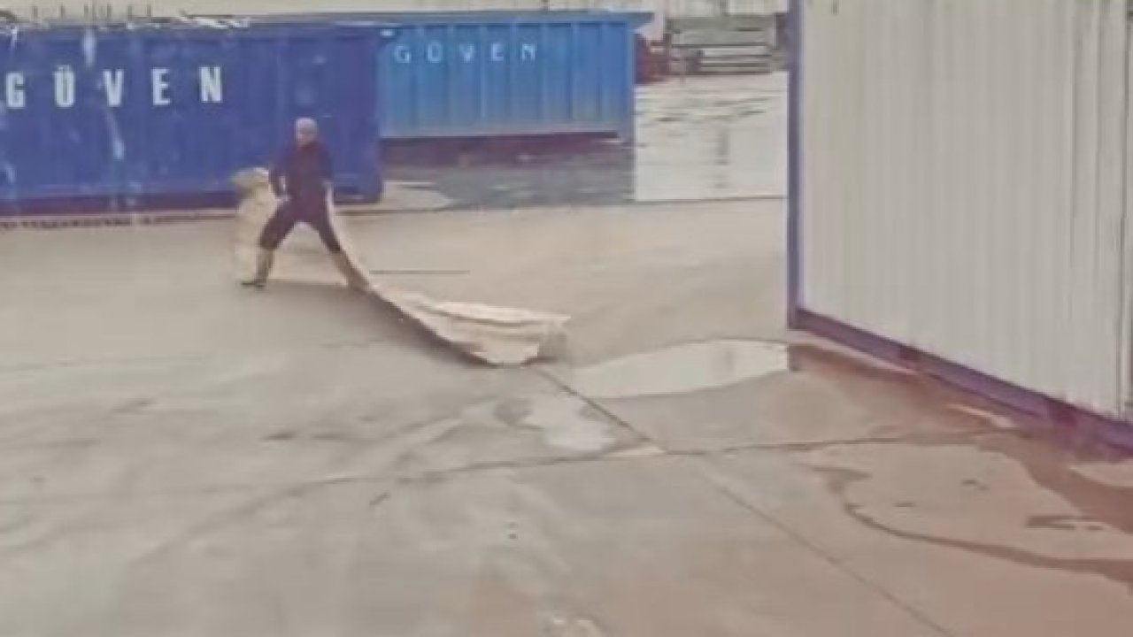 Çatıdan kopan yalıtım malzemesi caddeye düştü; o anlar kamerada