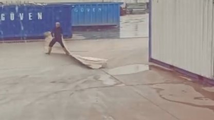 Çatıdan kopan yalıtım malzemesi caddeye düştü; o anlar kamerada