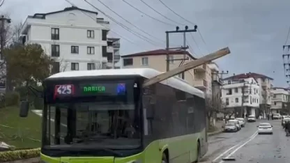 Çatıdan kopan yalıtım malzemesi caddeye düştü; o anlar kamerada