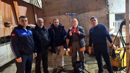 Çöpe atılan cüzdan, belediye ekipleri tarafından bulunup sahibine teslim edildi