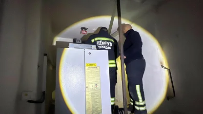 Çorlu'da elektrik kesintisinde asansörde mahsur kalanları itfaiye kurtardı