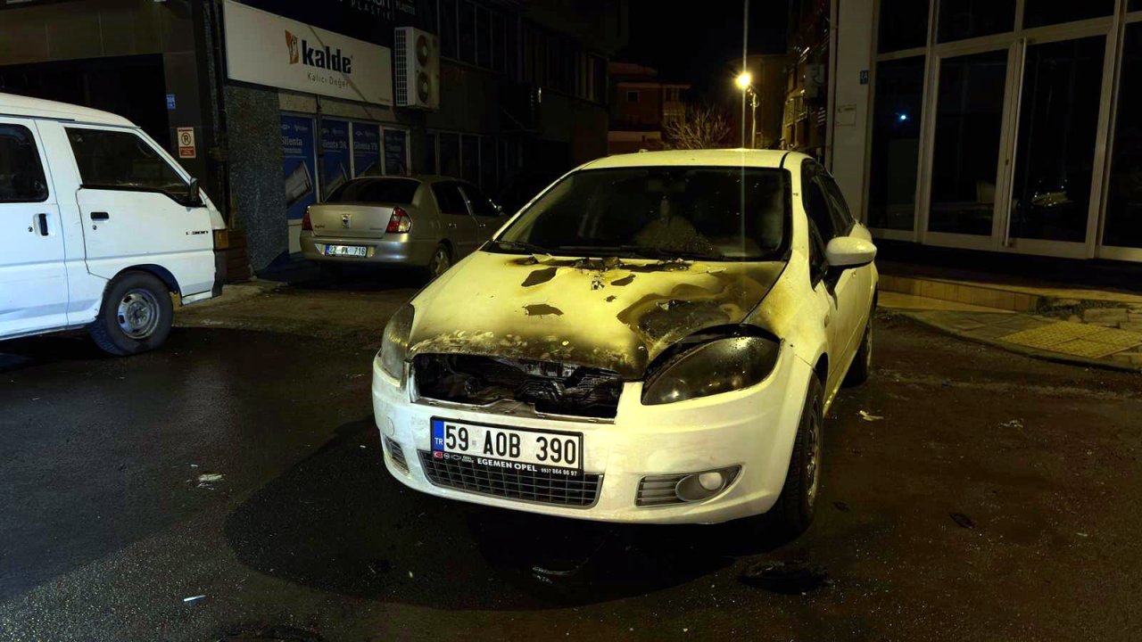 Çorlu’da park halindeki otomobilde yangın