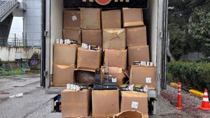 Depo olarak kullanılan ahırda 2 ton kaçak tütün ve 372 bin makaron ele geçirildi