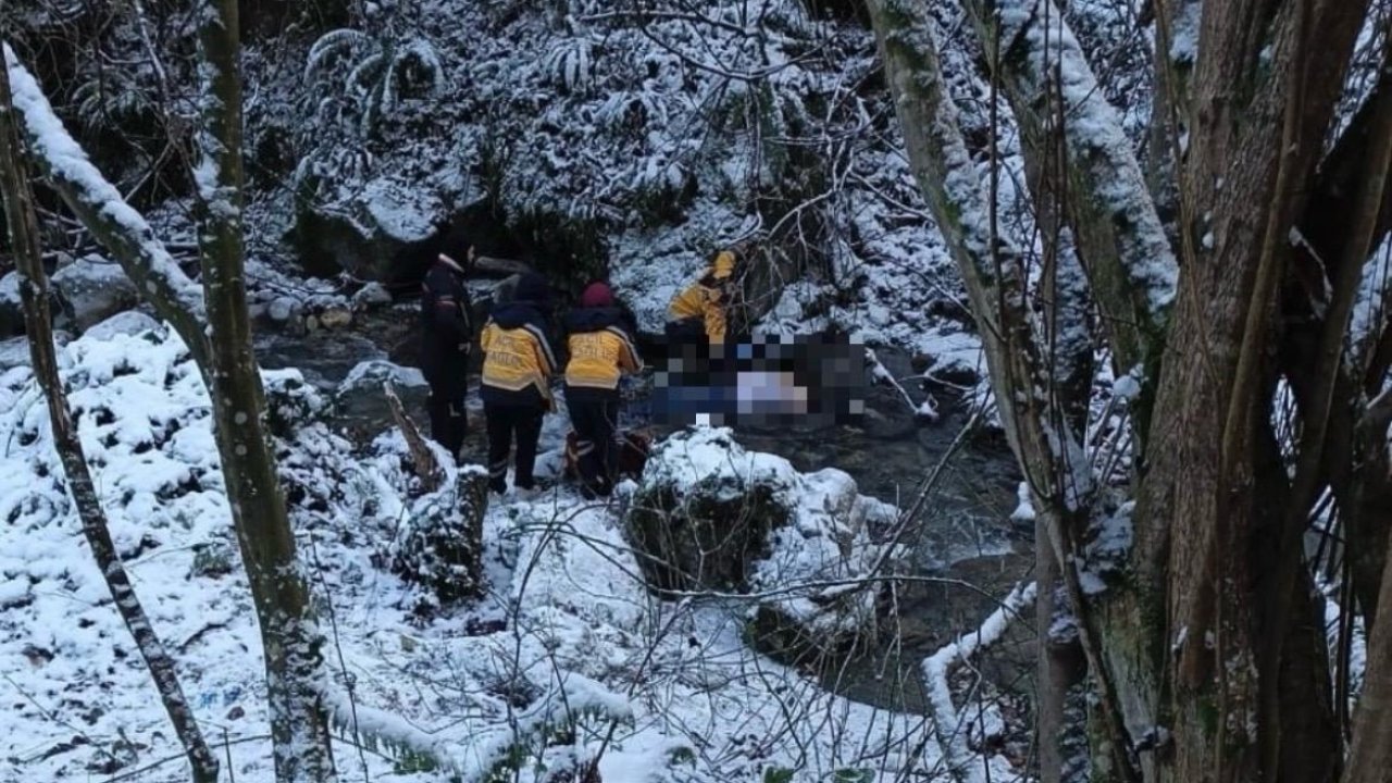 Deredeki otomobile 20 metre mesafede cesedi bulundu