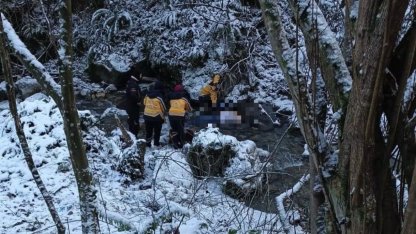 Deredeki otomobile 20 metre mesafede cesedi bulundu