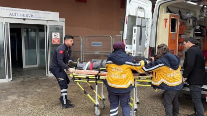 Devrilen kamyonun sürücüsü yaralandı