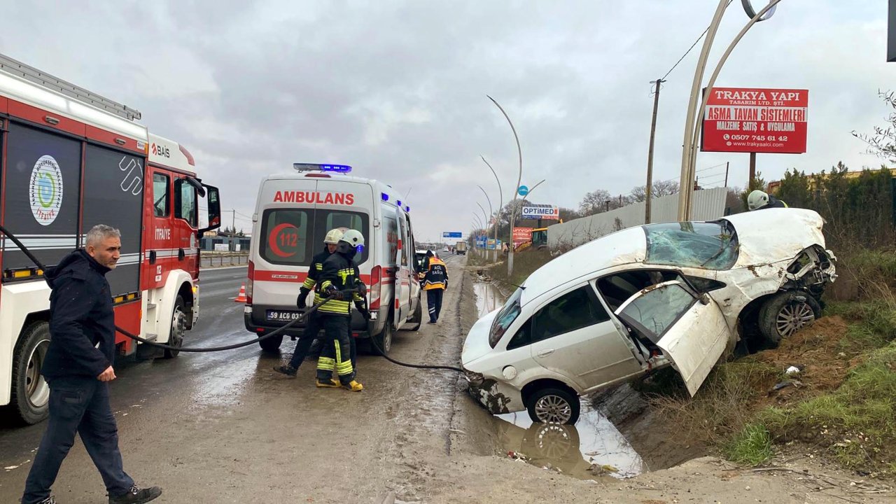 Direğe çarpan otomobilde 3 kişi yaralandı