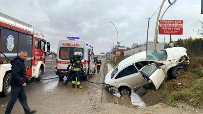 Direğe çarpan otomobilde 3 kişi yaralandı