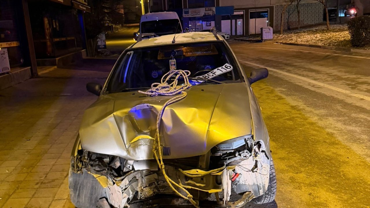 Direğe çarpan otomobliin sürücüsü yaralandı