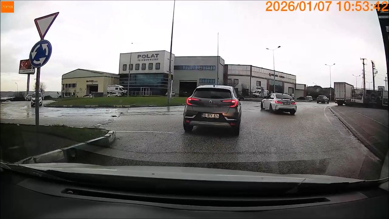 Drift atmaya çalışan sürücünün trafiği tehlikeye attığı anlar kamerada