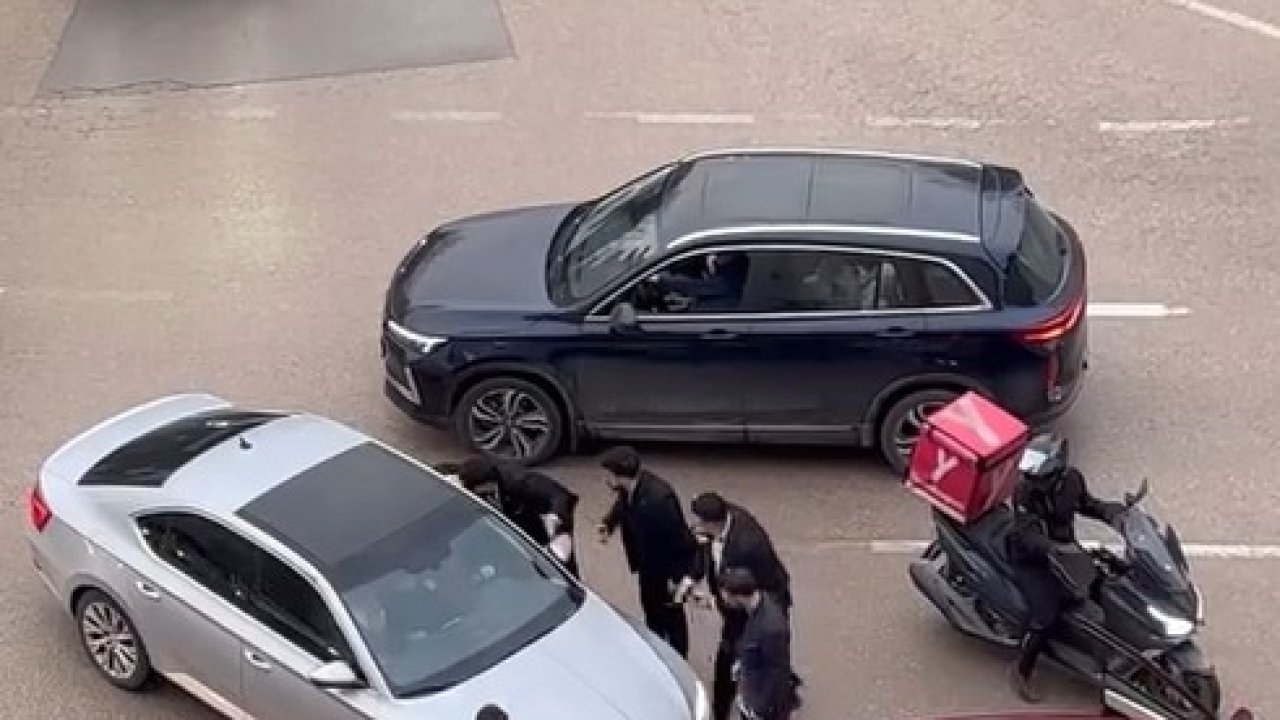 Düğün konvoyundaki araçların arasına girmek isteyen sürücünün otomobilini yumrukladılar