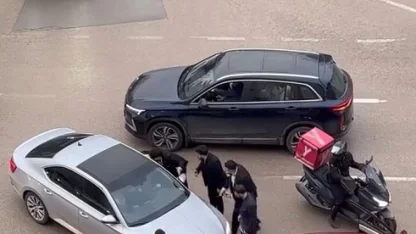 Düğün konvoyundaki araçların arasına girmek isteyen sürücünün otomobilini yumrukladılar