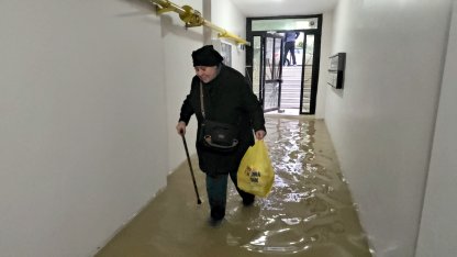 Edirne’de sağanak! Araçta mahsur kalanları itfaiye kurtardı