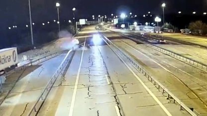 Edirne'de ters yöne giren otomobil bariyere çarptı, 2 yaralı; kaza kamerada