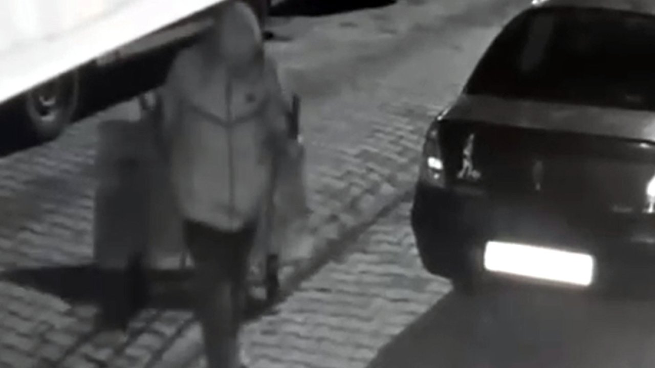 El arabası ile dondurma dolabını çaldı; o anlar kamerada