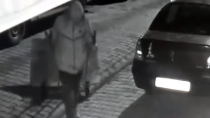 El arabası ile dondurma dolabını çaldı; o anlar kamerada