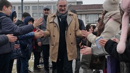 Emekliye ayrılan okul müdürünü gözyaşlarıyla uğurladılar