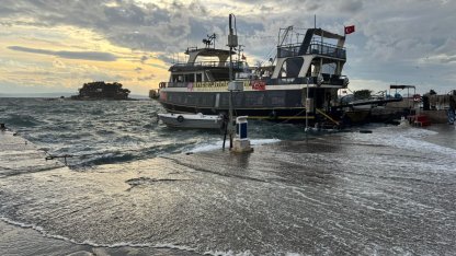 Erdek’te lodos; dalgalar, denizle karayı birleştirdi