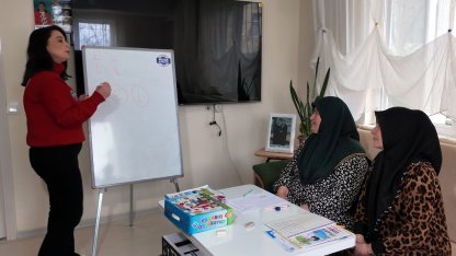 Ergene Belediyesi’nden kurslara gelemeyenler için evlerde ‘okuma-yazma’ eğitimi